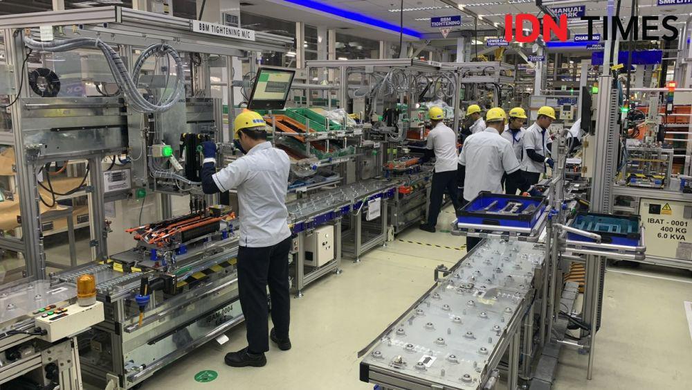 Proses perakitan baterai di pabrik TMMIN (IDN Times/Fadhliansyah)