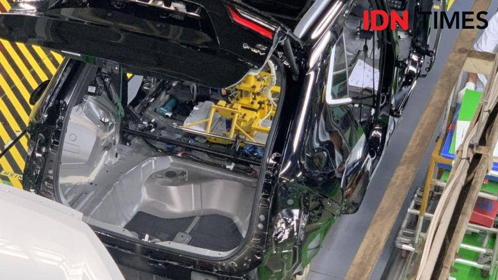 Proses pemasangan baterai di Yaris Cross Hybrid (IDN Times/Fadhliansyah)