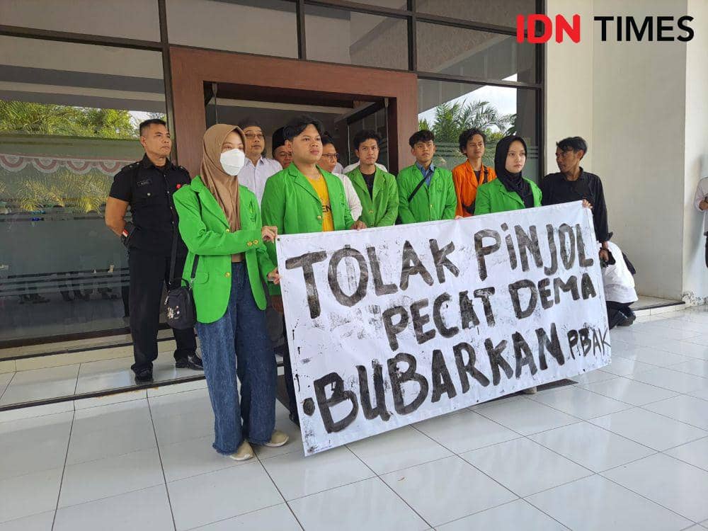 Demo mahasiswa UIN RM Said Surakarta. (IDN Times/Larasati Rey)