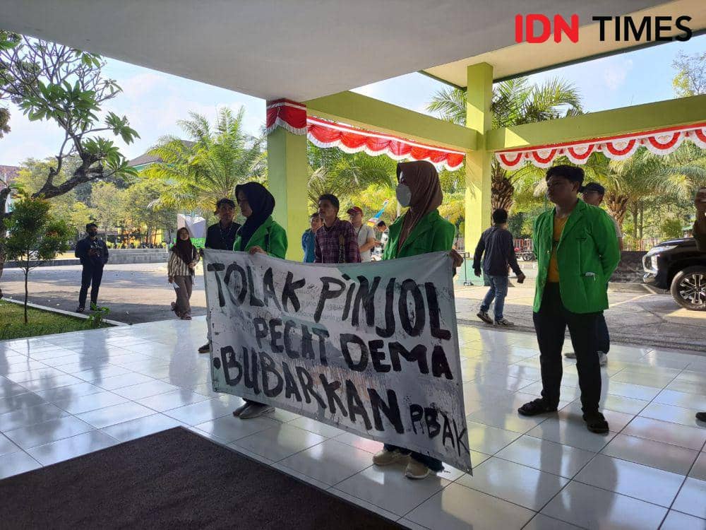 Demo mahasiswa UIN RM Said Surakarta. (IDN Times/Larasati Rey)