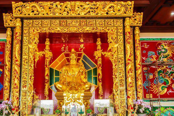 Patung Lu Dongbin yang indah, patriark sekte Cina, 1 dari 8 dewa Abadi dan dihormati oleh Tao dan elemen populer dalam budaya Cina di Viharn Sien, Pattaya, Chonburi, Thailand (istockphoto.com/kwhisky)
