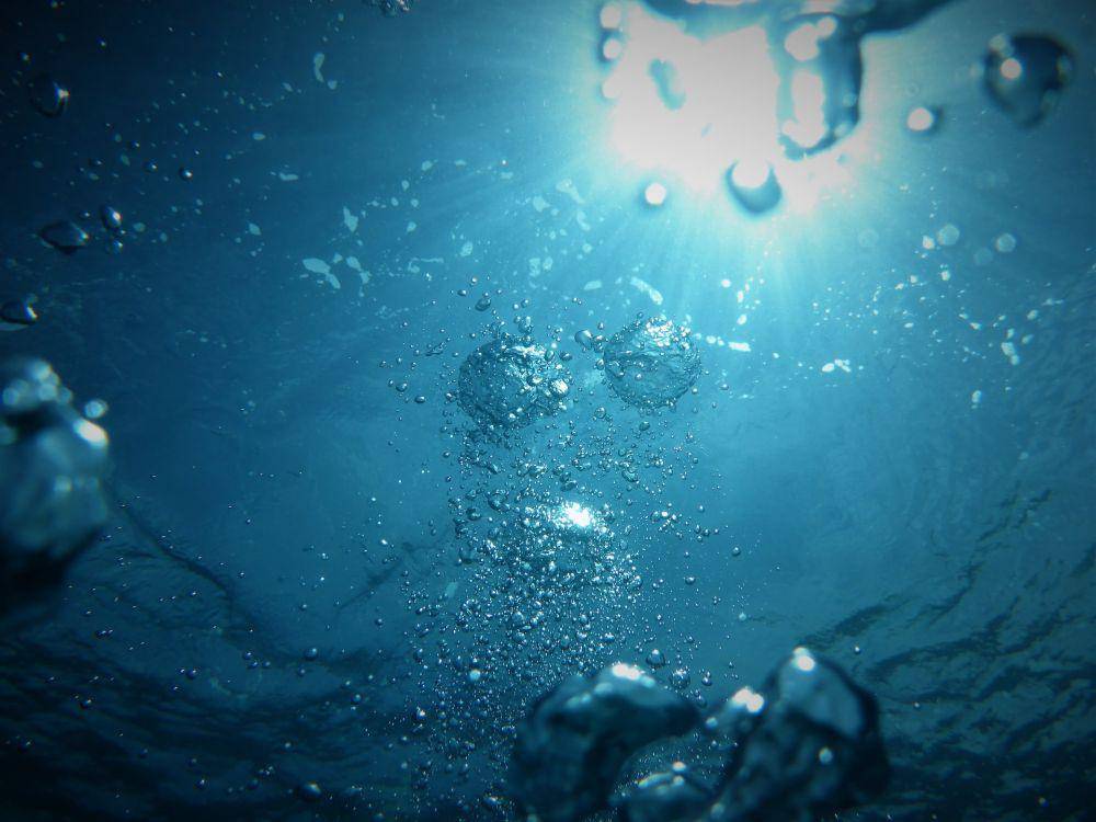 ilustrasi air minum (unsplash.com/Jong Marshes)