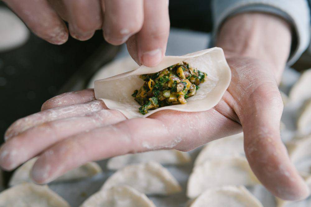 ilustrasi membungkus isian dimsum (unsplash.com/@matt_j)