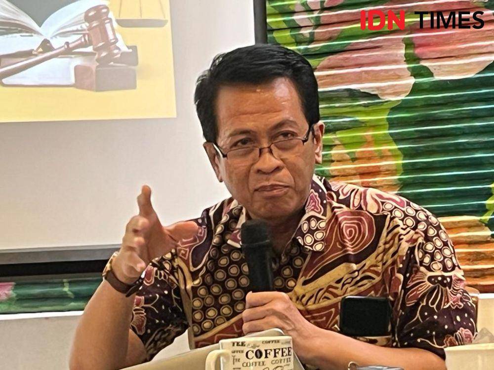 Pakar hukum administrasi negara dari Unissula Semarang menjadi pembicara pada diskusi publik ‘Menggugat Konsistensi Penegakan Hukum di Tanah Air’ di Semarang, Senin (7/8/2023). (IDN Times/Anggun Puspitoningrum)