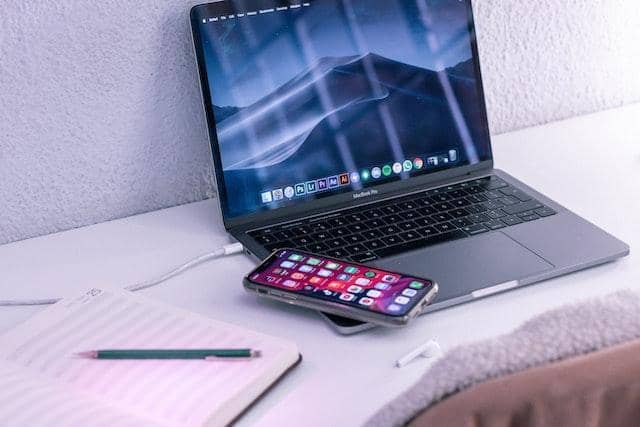 Sering Ditinggal Tidur? 4 Bahaya Fatal Mengecas Laptop Semalaman Trik Mengatasinya