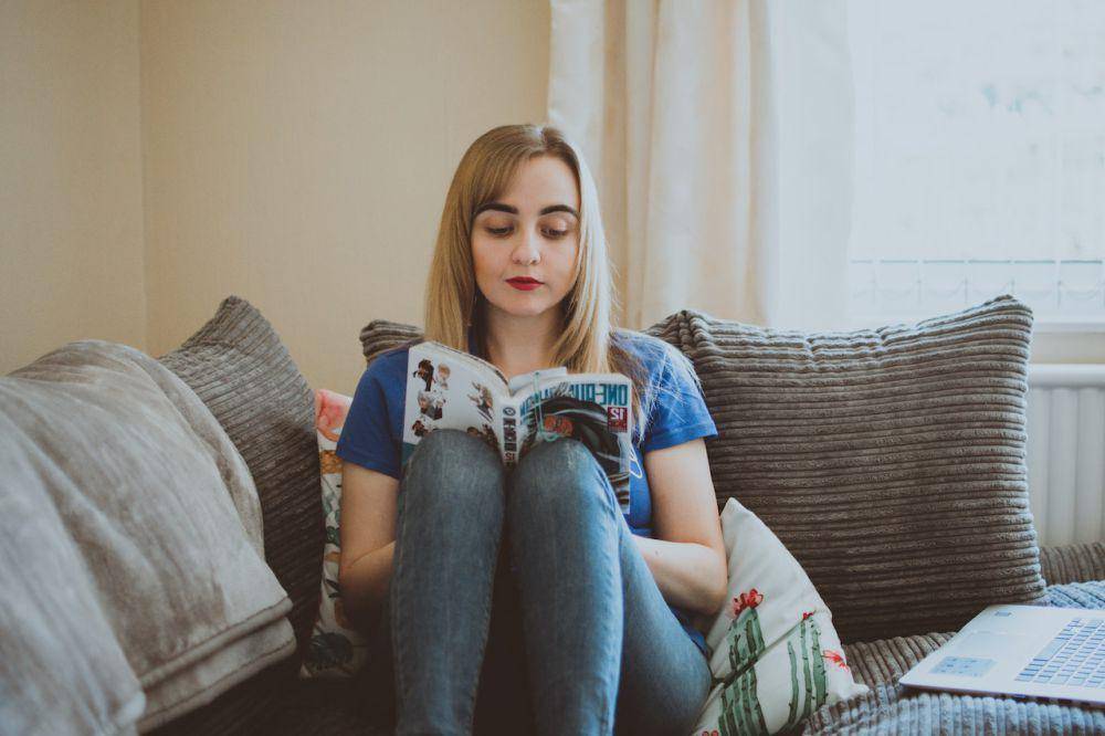 ilustrasi membaca buku (pexels.com/Lisa Fotios)