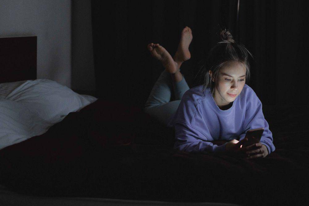 ilusrasi scrolling HP sebelum tidur (pexels.com/SHVETS production)