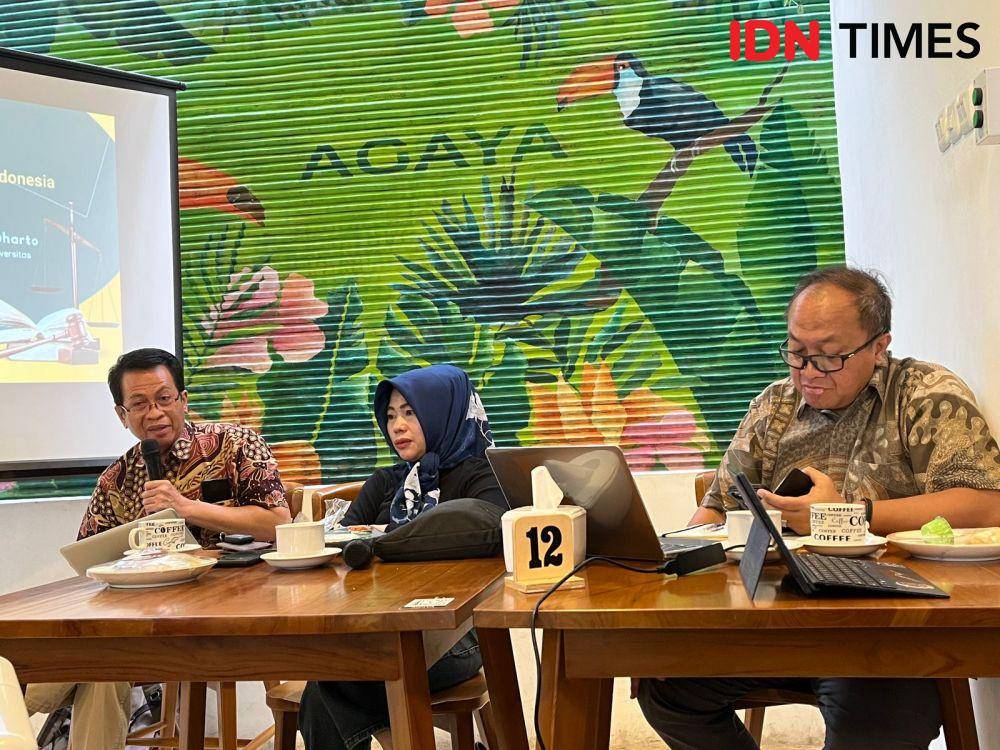 Diskusi publik ‘Menggugat Konsistensi Penegakan Hukum di Tanah Air’ di Semarang, Senin (7/8/2023). (IDN Times/Anggun Puspitoningrum)