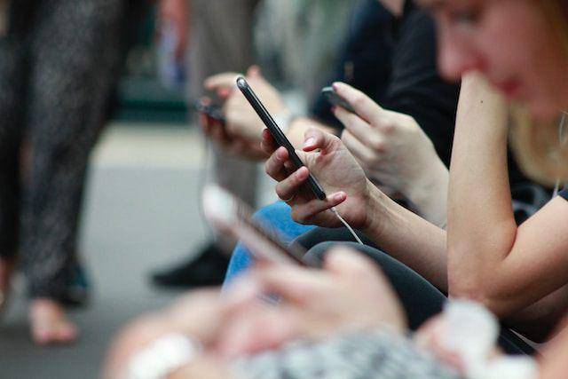 ilustrasi membuka handphone (unsplash.com/ROBIN WORRALL)