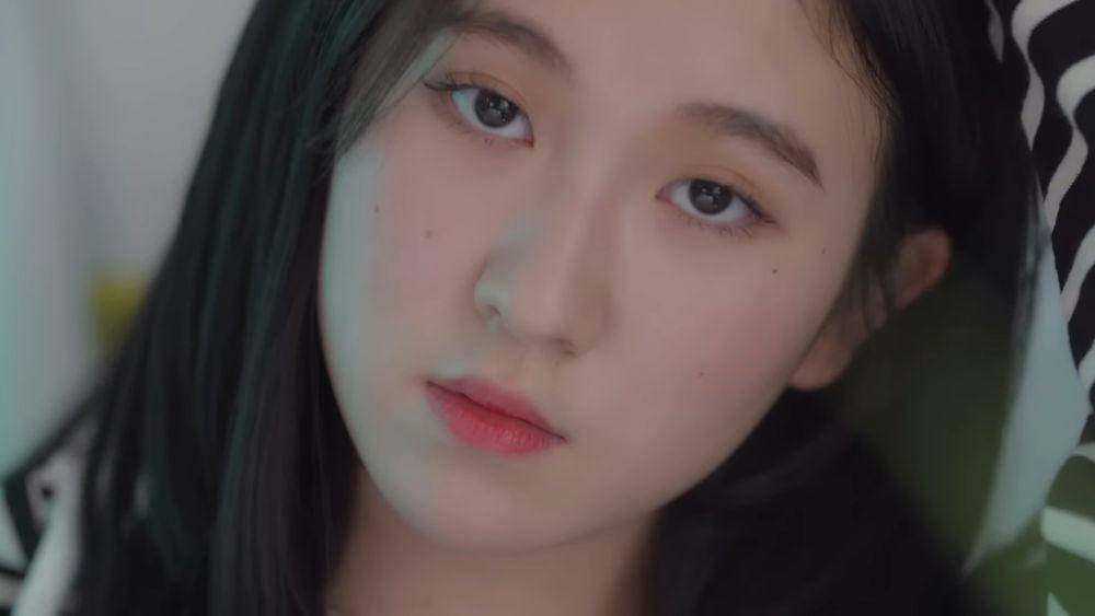 cuplikan MV "Bye Bye My Blue" dari Baek Yerin (youtube.com/JYP Entertainment)