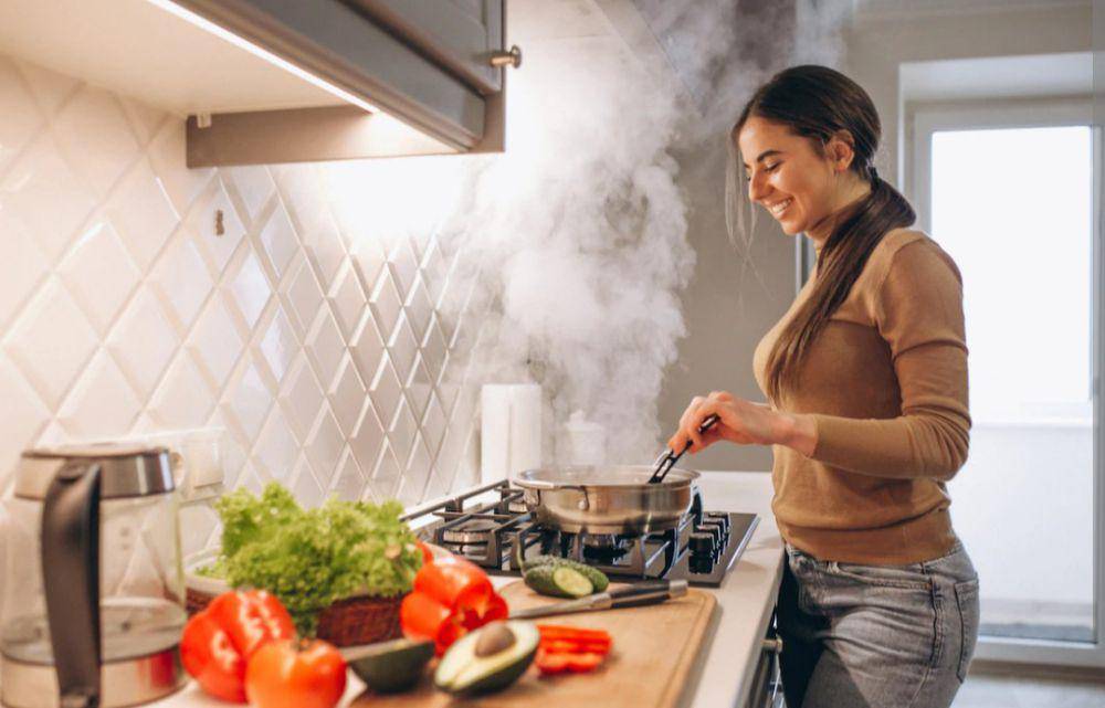 ilustrasi sedang memasak (freepik.com/senivpetro)