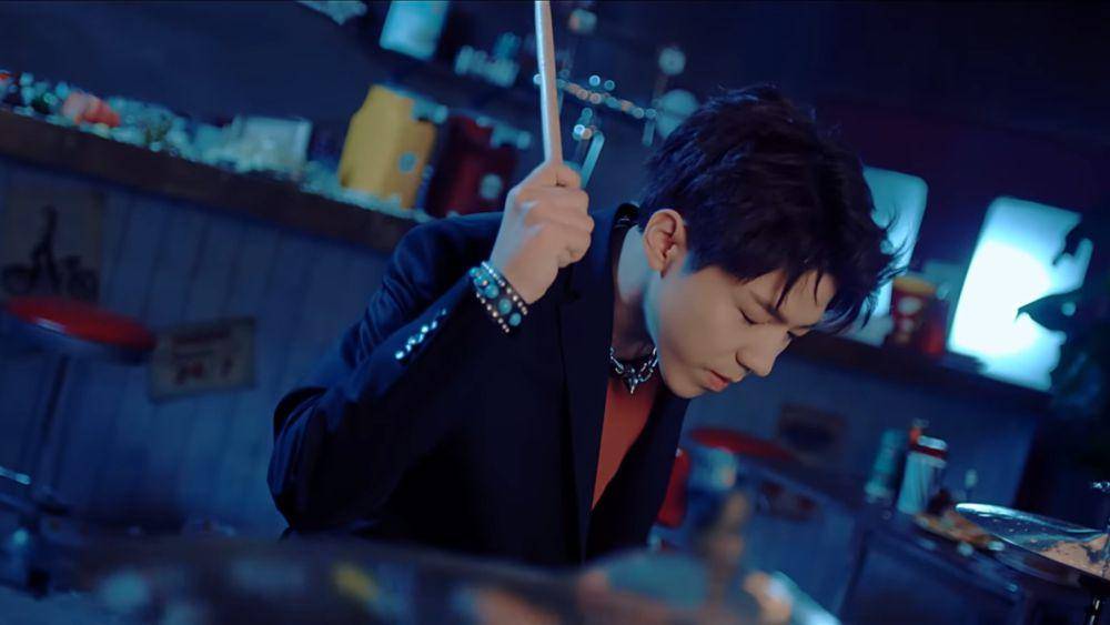 cuplikan MV "Shoot Me" dari DAY6 (youtube.com/JYP Entertainment)
