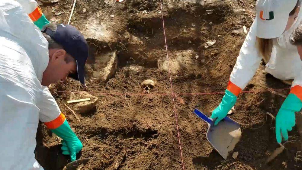 Para penyelidik FBI yang sedang meneliti pemakaman yang disebut Body Farm di Tennessee. (youtube.com/FBI – Federal Bureau of Investigation)