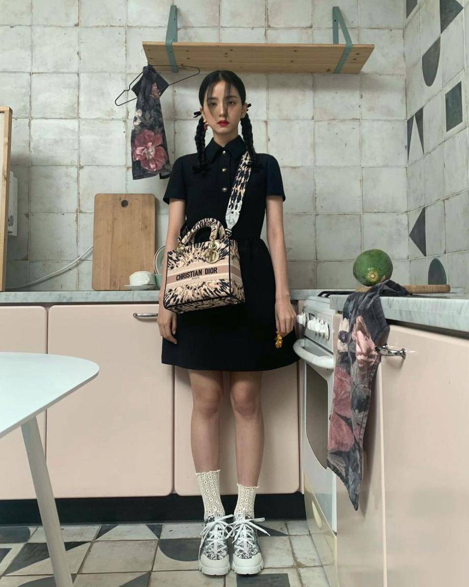 potret outfit girly ala Jisoo BLACKPINK (instagram.com/sooyaaa__)