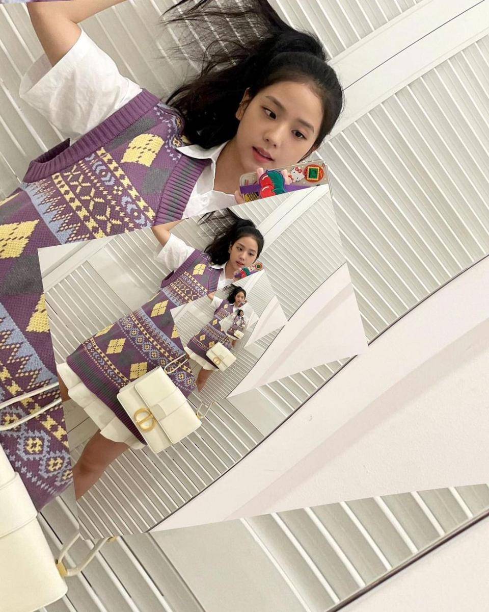 potret outfit girly ala Jisoo BLACKPINK (instagram.com/sooyaaa__)