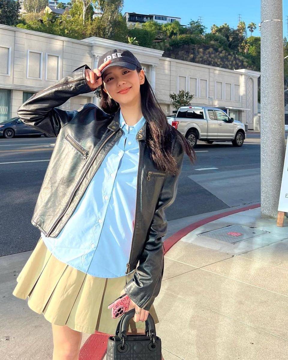 potret outfit girly ala Jisoo BLACKPINK (instagram.com/sooyaaa__)