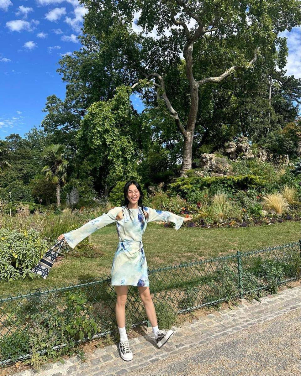 potret outfit girly ala Jisoo BLACKPINK (instagram.com/sooyaaa__)