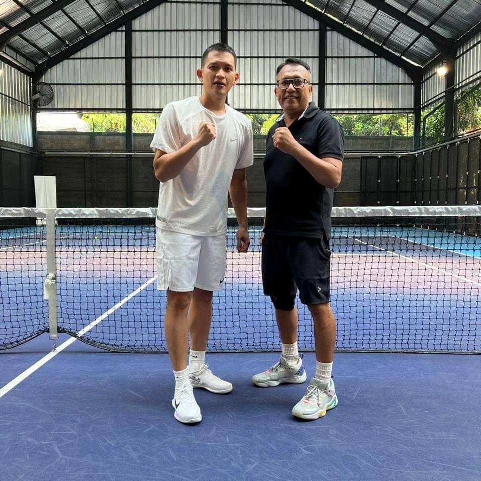 potret Rezky Aditya bareng pelatih tenisnya (instagram.com/roytherik1211)