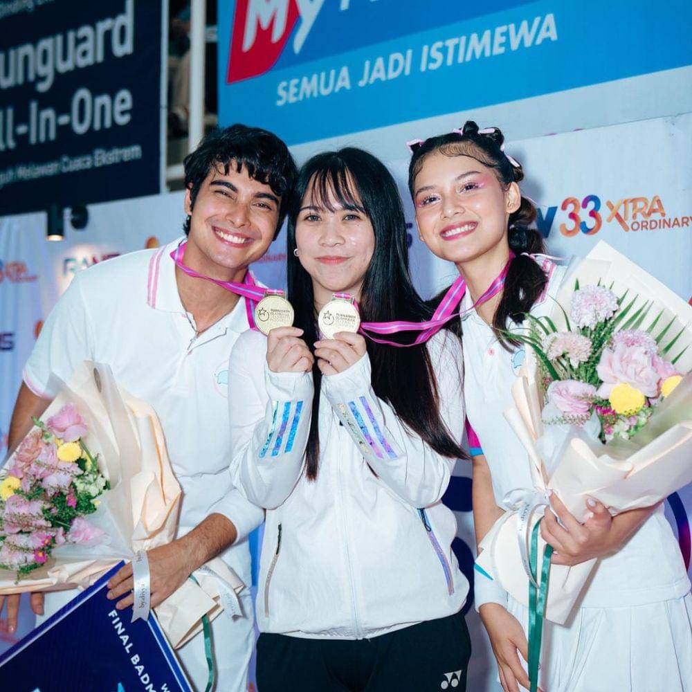 potret Callista Arum dan Cinta Brian bareng pelatih badmintonnya (instagram.com/callistaarum)