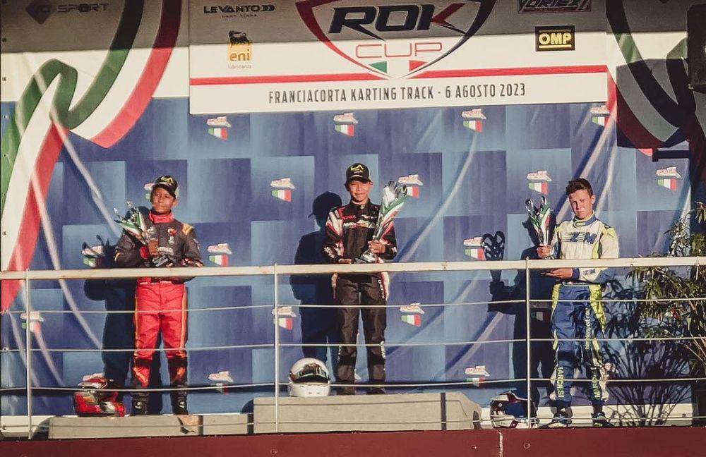 Pembalap belia Indonesia, Qarrar Firhand, saat naik podium di ajang Junior ROK Cup Italy putaran ketujuh. (Instagram/@qarrar_firhand)