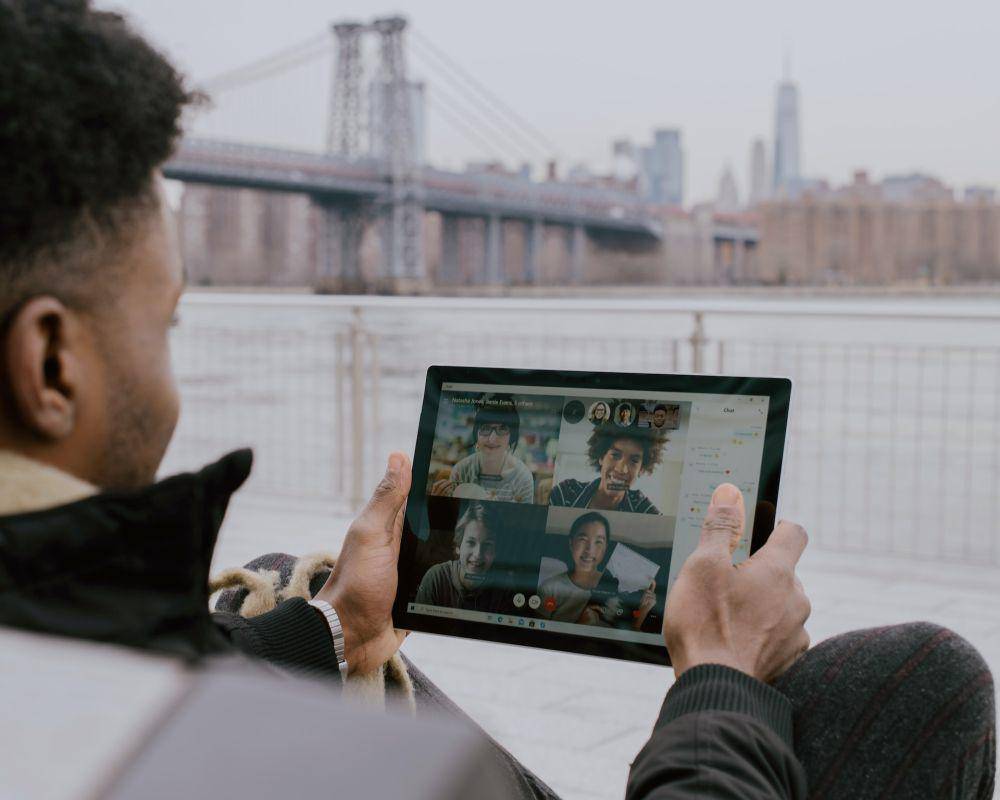 Ilustrasi memberi tahu teman (unsplash.com/Surface)