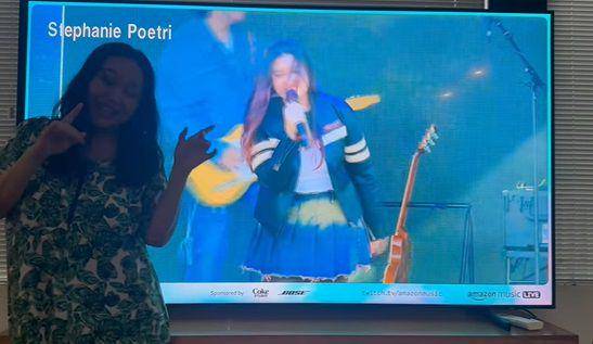 potret Titi DJ nonton Stephanie Poetri konser lewat TV (instagram.com/ti2dj)