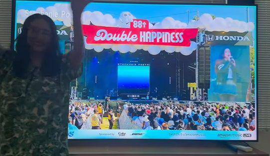 potret Titi DJ nonton Stephanie Poetri konser lewat TV (instagram.com/ti2dj)
