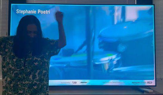 potret Titi DJ nonton Stephanie Poetri konser lewat TV (instagram.com/ti2dj)