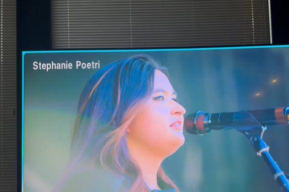 potret Titi DJ nonton Stephanie Poetri konser lewat TV (instagram.com/ti2dj)