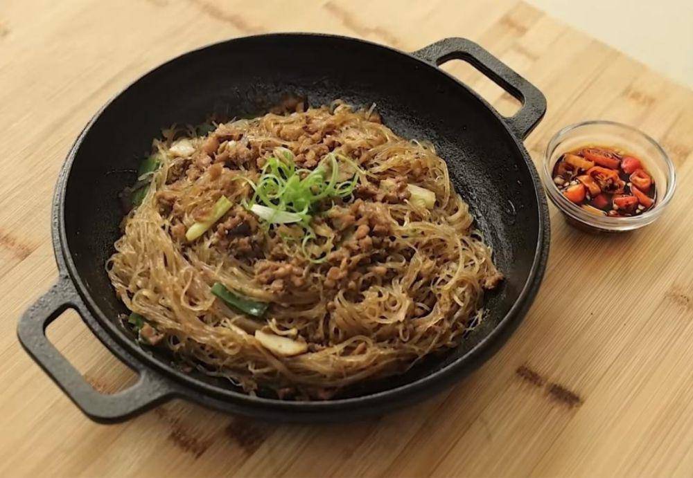 Sohun ayam claypot. (dok. YouTube.com/Devina Hermawan)