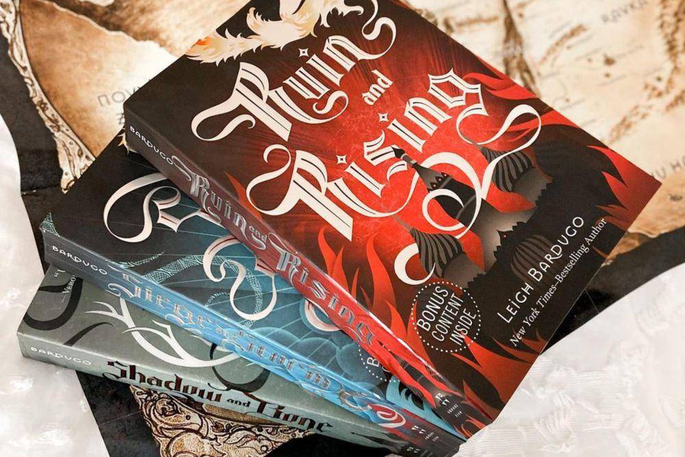 Serial Shadow and Bone (instagram.com/nic.reads)