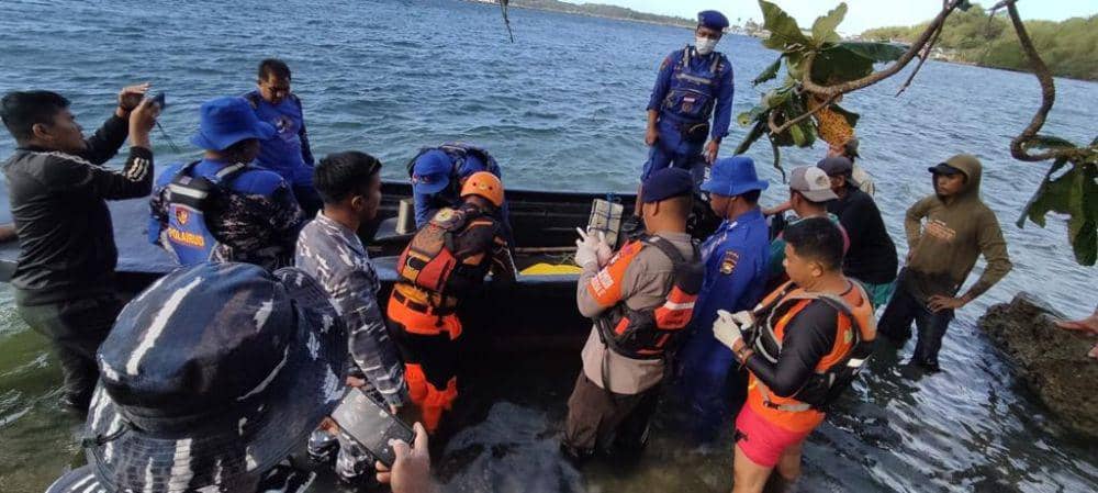 Tim SAR gabungan menemukan nelayan rumput laut tewas tenggelam di perairan Pinrang, Sulawesi Selatan, Senin pagi (7/8/2023). (Dok. Basarnas Sulsel)
