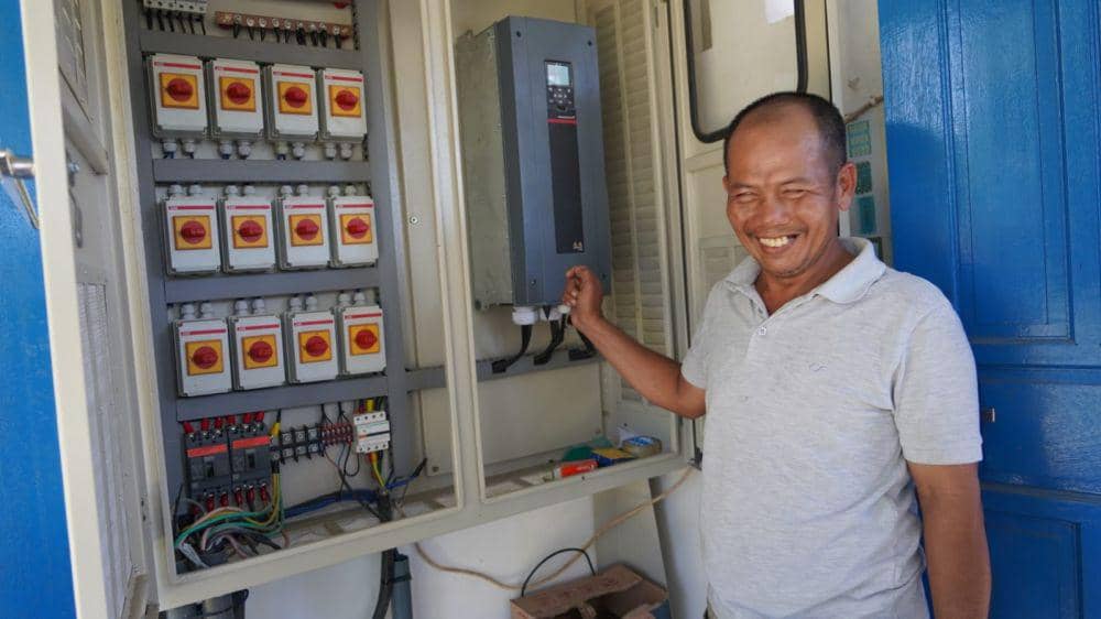 Ketua Kelompok Tani Makmur Desa Kampili, Syahruddin saat mengoperasikan mesin pompa air berbasis listrik PLN. (Dok. PLN UID Sulselrabar)