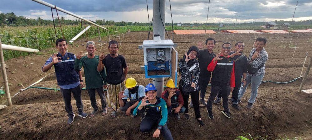 Foto bersama petugas PLN dan petani Desa Limpua, Kabupaten Bone di depan kWh meter daya 23 kiloVolt Ampere (kVA). (Dok. PLN UID Sulselrabar)