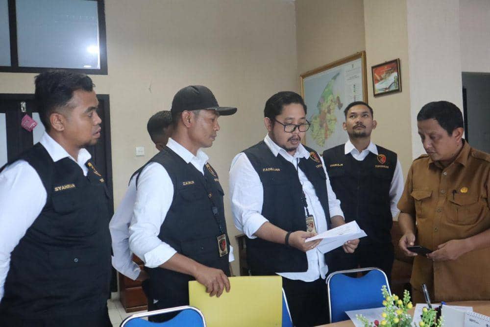 Kadis PUPR Banda Aceh, M Yasir, ketika diciduk Unit Tipikor Sat Reskrim Polresta Banda Aceh di ruang kerjanya. (Dokumentasi Humas Polresta Banda Aceh untuk IDN Times)
