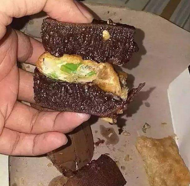 potret cara makan martabak (twitter.com/convomfs)