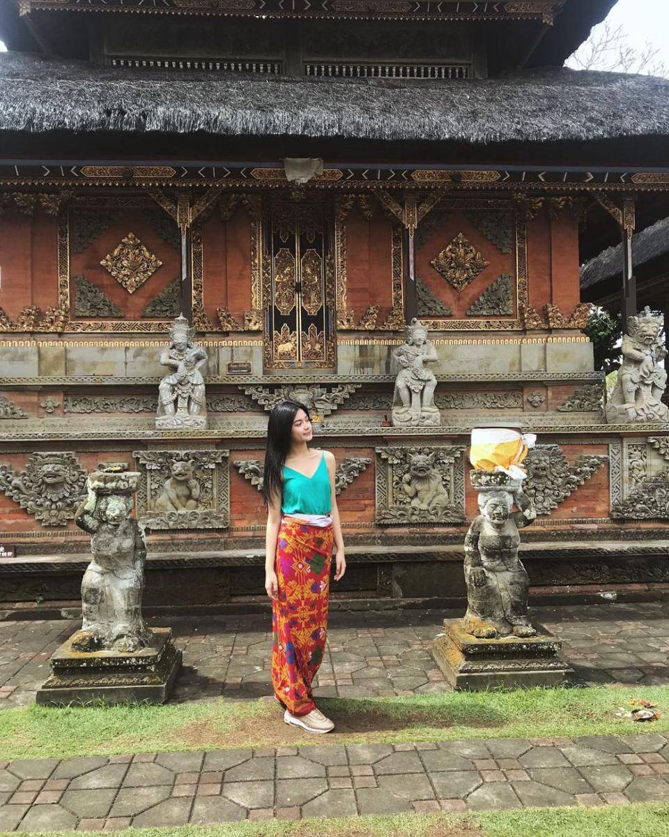Padu padan kain tradisional ala Yoriko Angeline (instagram.com/yorikooangln_)