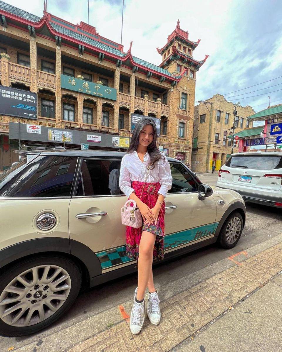 Padu padan kain tradisional ala Yoriko Angeline (instagram.com/yorikooangln_)