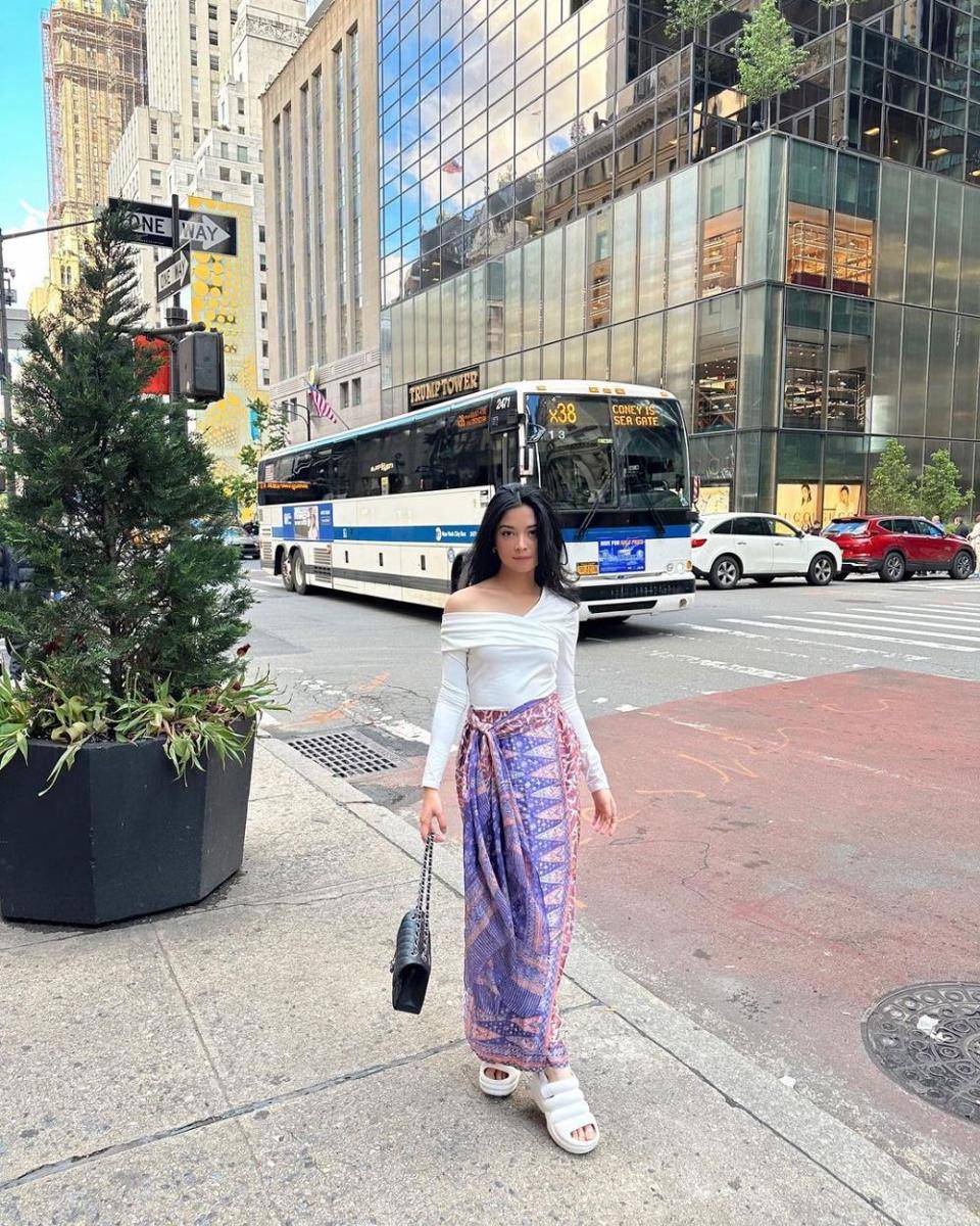 Padu padan kain tradisional ala Yoriko Angeline (instagram.com/yorikooangln_)