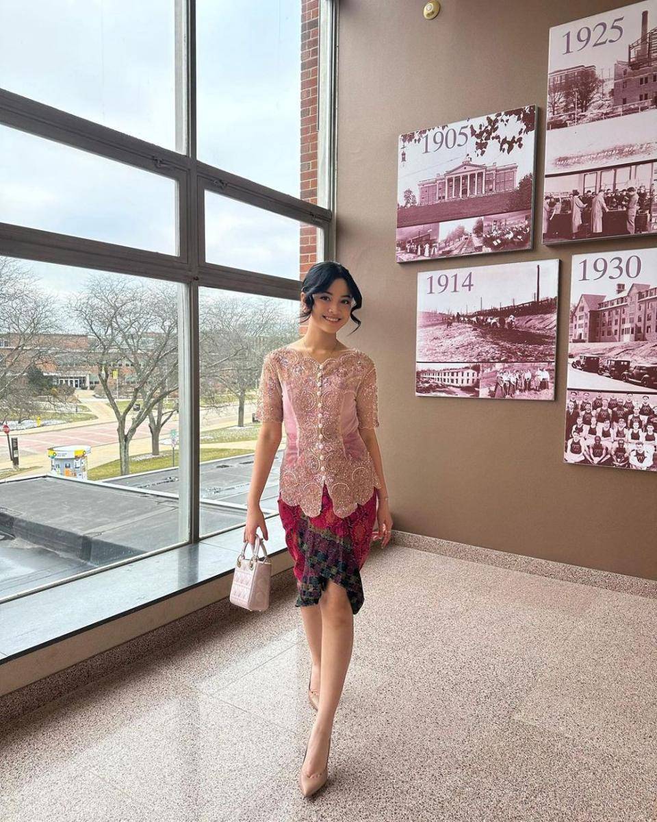 Padu padan kain tradisional ala Yoriko Angeline (instagram.com/yorikooangln_)