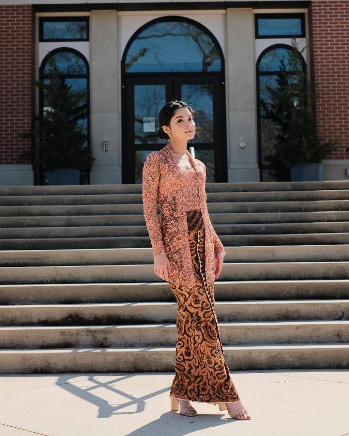 Padu padan kain tradisional ala Yoriko Angeline (instagram.com/yorikooangln_)