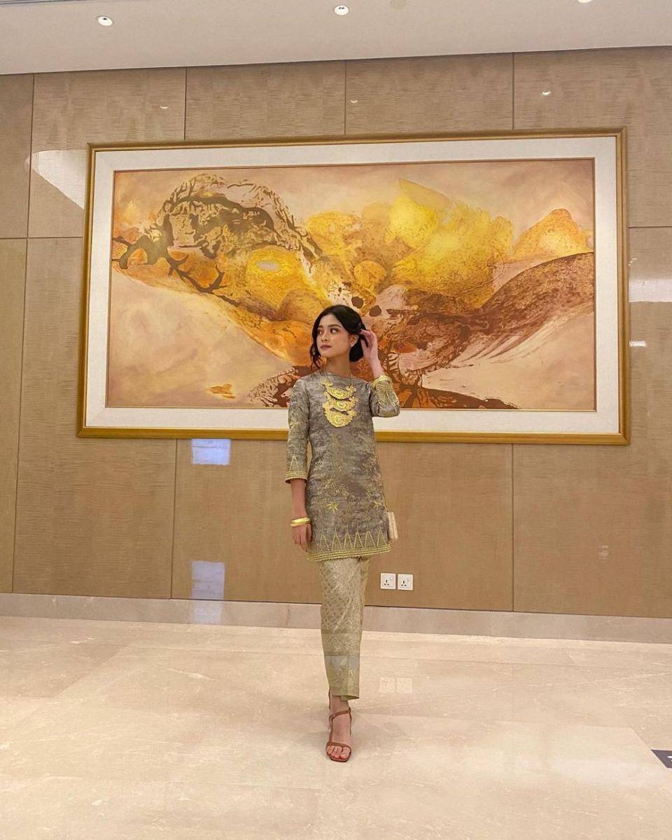 Padu padan kain tradisional ala Yoriko Angeline (instagram.com/yorikooangln_)