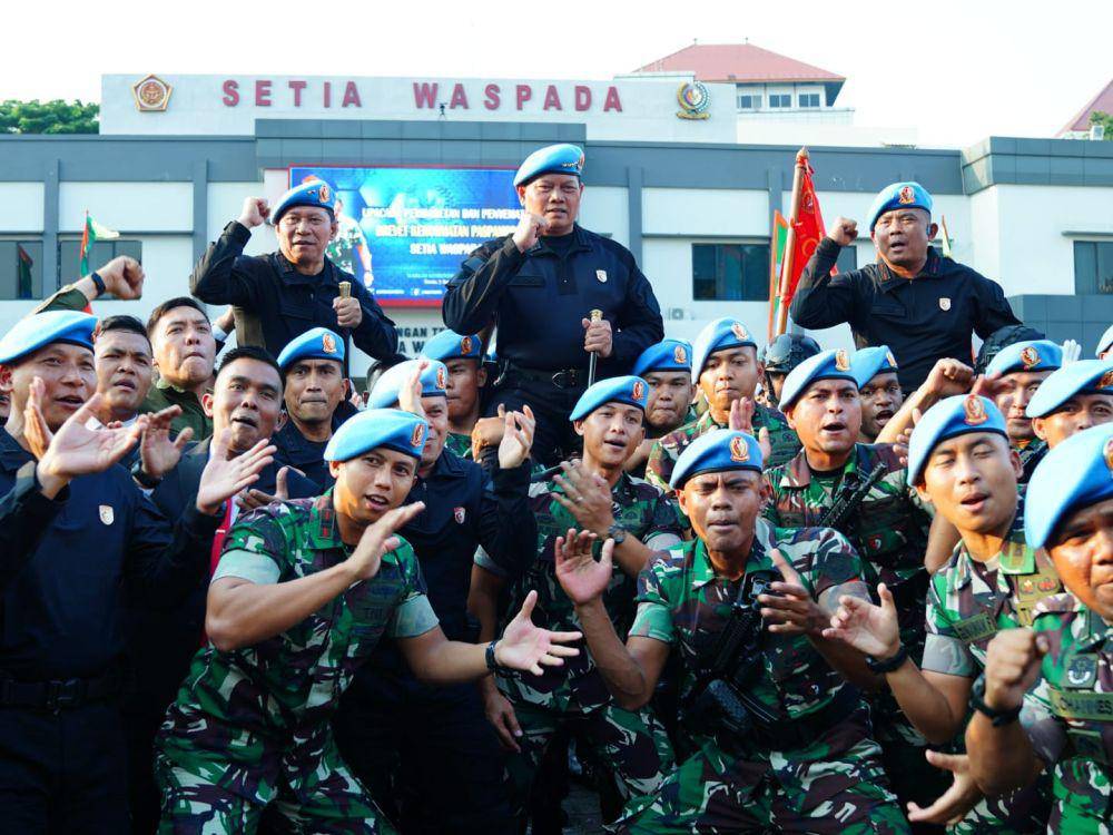 Panglima TNI, Laksamana Yudo Margono ketika menerima brevet kehormatan Setia Waspada dari Paspampres. (Dokumentasi Puspen TNI)