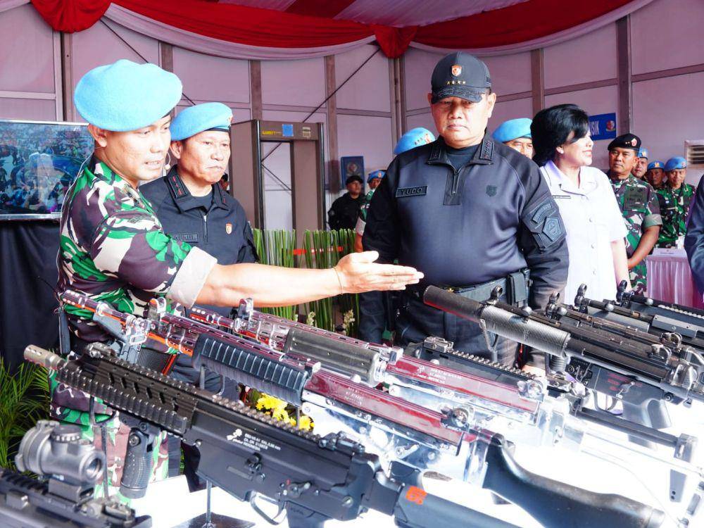 Panglima TNI, Laksamana Yudo Margono ketika menerima brevet kehormatan Setia Waspada dari Paspampres. (Dokumentasi Puspen TNI)