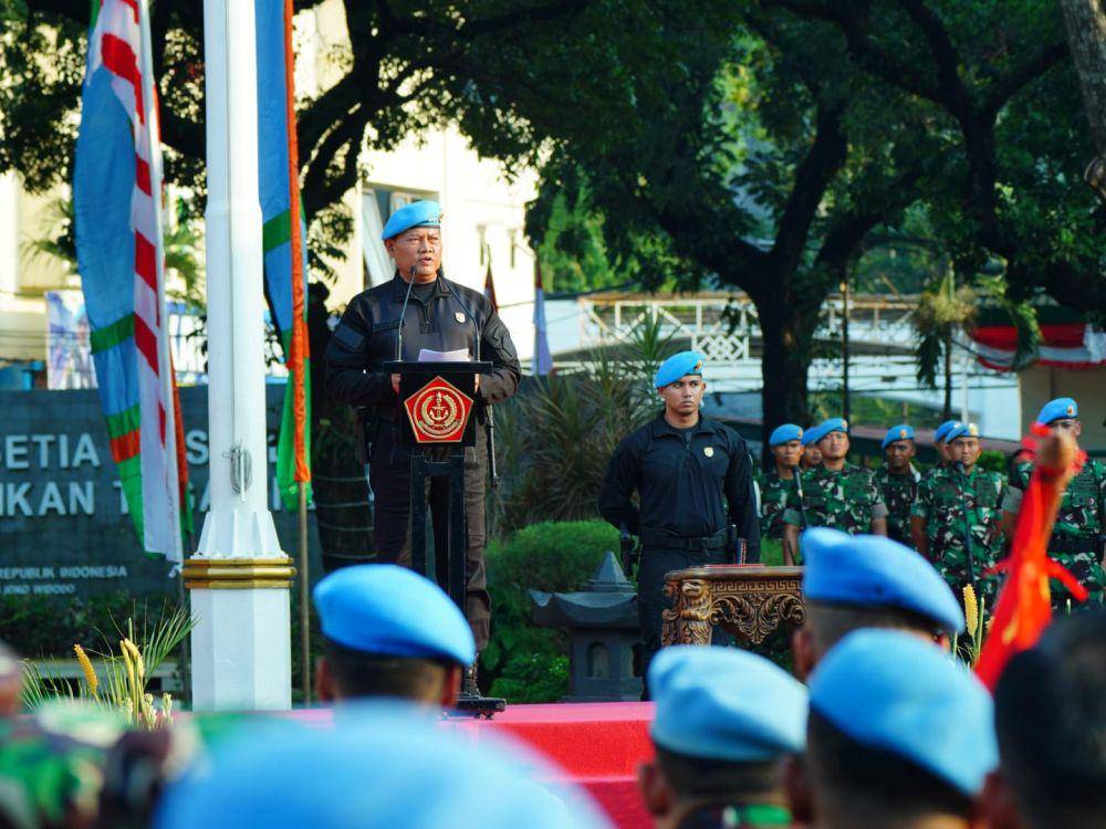 Panglima TNI, Laksamana Yudo Margono ketika menerima brevet kehormatan Setia Waspada dari Paspampres. (Dokumentasi Puspen TNI)