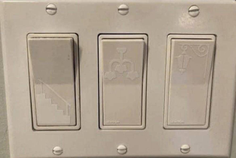 potret bentuk saklar lampu unik (reddit.com/user/Green_Illustrator482)