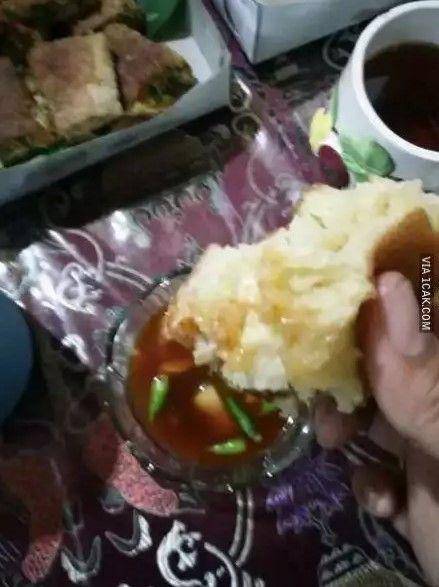 potret cara makan martabak (1cak.com)