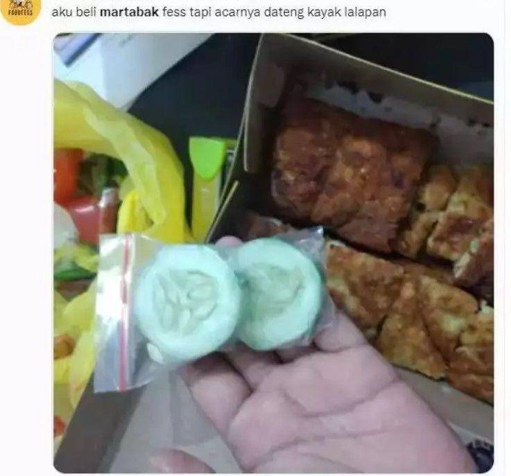 potret cara makan martabak (twitter.com/foodfess2)