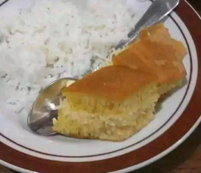 potret cara makan martabak (twitter.com/convomf)