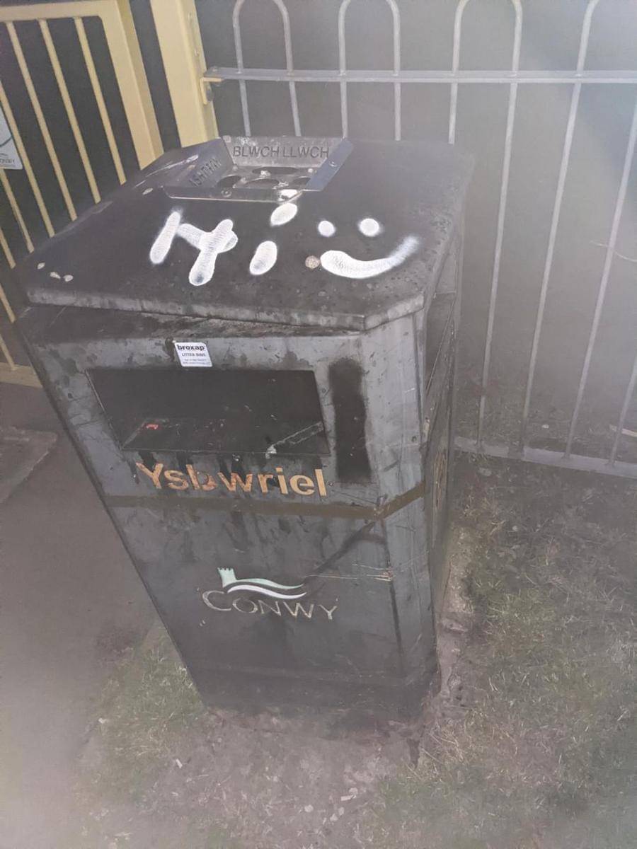potret vandalisme lucu di tong sampah (reddit.com/user/Atomic-Emperor)